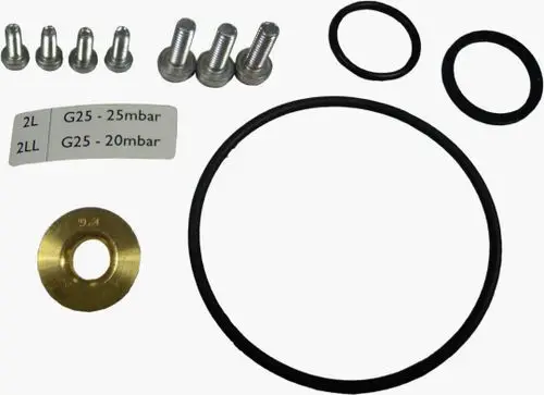 BOSCH Gasdüse Set mit Schrauben, Dichtringen und einer Unterlegscheibe. Teile für Gasgerät, erkennbar durch verschiedene schwarze Dichtungen und metallische Elemente.